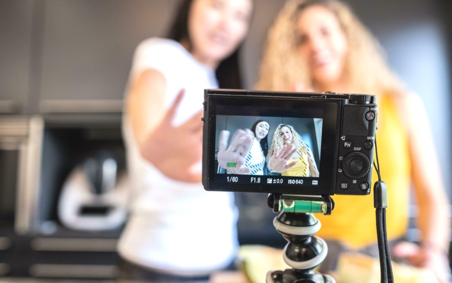 Ambiente di montaggio professionale con postazioni di editing cinematografico